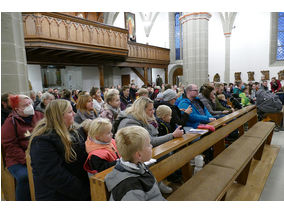 Sankt Martin Laternenumzug durch die Stadt (Foto: Karl-Franz Thiede)